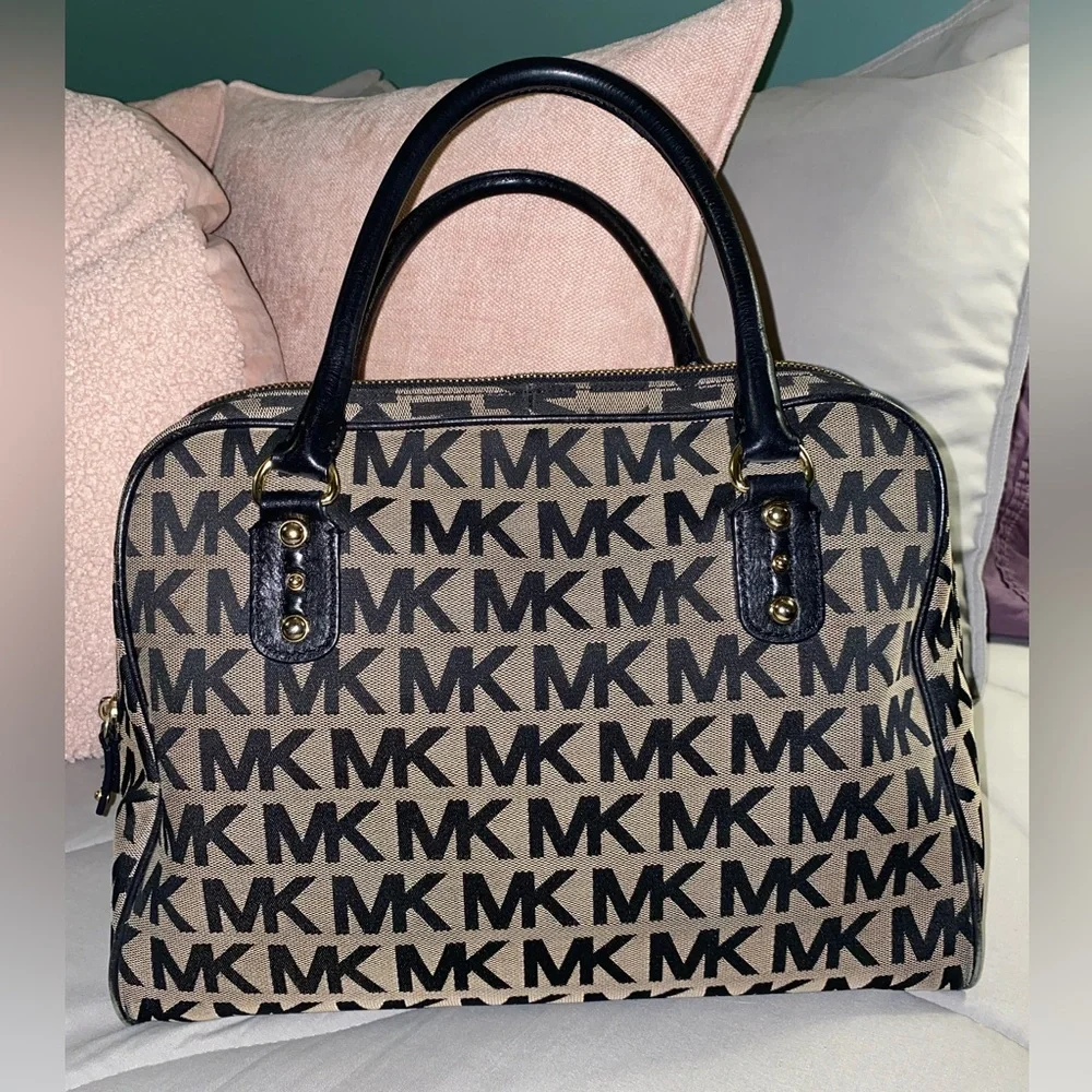 Authentic Michael Kors Satchel - Picture 2 of 16